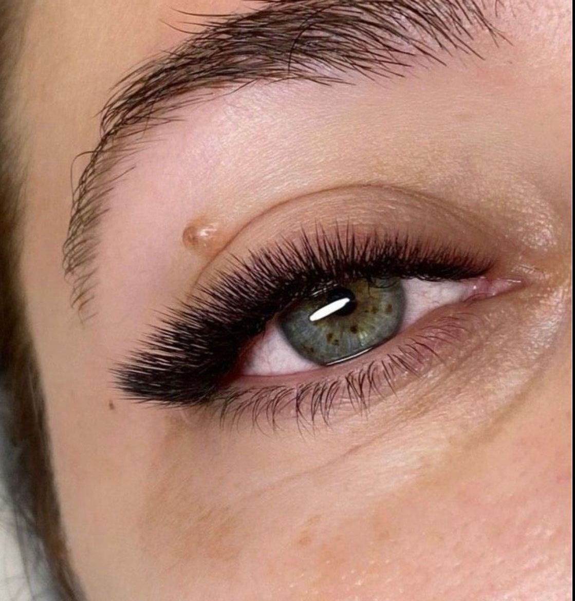 Wimpernverlängerung Volumen Schulung Köln – Fächertechnik Kurs (1 Tag)